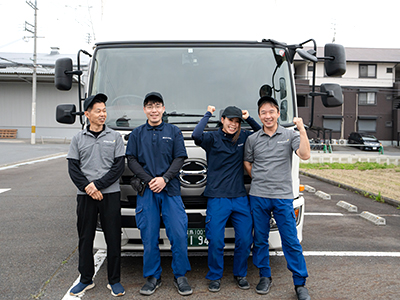 トラックの前に立つスタッフ